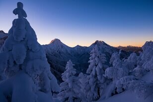 【雪山登山】冬の硫黄岳！ 白い世界とのコントラスト！ 圧巻の八ヶ岳ブルーと迫力のスノーモンスター〈長野県〉