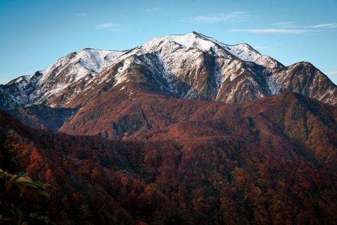 【日本百名山】「この時期だけの絶景！」雪化粧した“越後駒ヶ岳”と素晴らしい紅葉のコントラスト＆圧巻の“枝折峠”の滝雲《新潟県》2023年の画像006