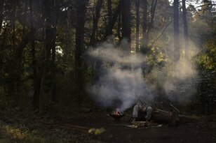 意味がわかるとそれっぽい？「焚き火上級者感を醸し出す」ためのさりげない仕草5選【焚き火の話vol.31】