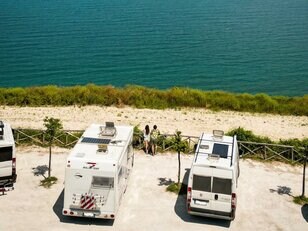 「365日キャンピングカー生活」夫婦の「フル車中泊」くらし大公開！  食事・仕事・トイレ・シャワー「すべて車内」外出ゼロの1日