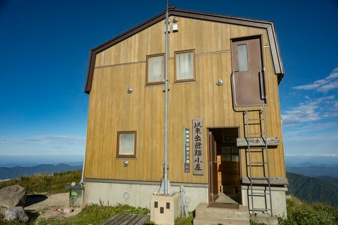 【秋山登山】長雨の合間に…… 絶景だらけの2日間！ 「山頂直下の避難小屋は、天空の撮影スタジオ」 朝日連峰・以東岳　山形県｜2026年の画像013