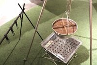 【ショップ店員に聞く！ イチ推しアウトドアギア】「いつもの焚き火」のアクセントに、手頃なトライポット＆ラック〈アルペントーキョー vol.15〉