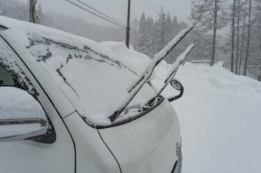 雪国の常識 ワイパーは立てておく は間違い 安全で快適な雪道ドライブのために 22年 スノーシーズン スキー スノーボード コラム Bravo Mountain