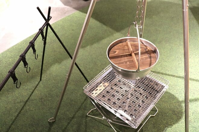 【ショップ店員に聞く！ イチ推しアウトドアギア】「いつもの焚き火」のアクセントに、手頃なトライポット＆ラック〈アルペントーキョー vol.15〉の画像