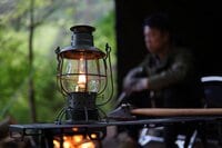 独特の「揺らめき」と共に過ごすキャンプの夜…【FUTURE FOX「オイルランタン～Railroad～」】スタンドとセットでレイアウトも広がる
