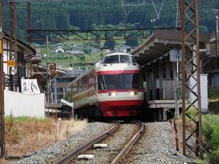元小田急ロマンスカー、長野電鉄の特急「ゆけむり」が信濃路を走る！【櫻井寛の写真で楽しむ『新・駅弁ひとり旅』「北信濃ワインバレー列車」】