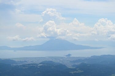 霧島の春はハイライト！ ピンクの絨毯“ミヤマキリシマ”を纏った