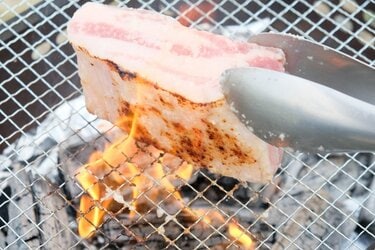 塩こうじが旨味を引き出す 簡単過ぎる絶品 豚バラ肉の炭火焼き 季節の外ごはん Vol 8 概要 キャンプ 季節の外ごはん Bravo Mountain