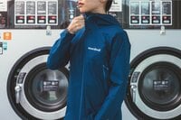 アウトドア用品のための専用洗濯「モンベル撥水コース」で手軽に「撥水機能」が復活！【ウェア＆ギア・メンテナンス】