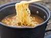 登山・キャンプの定番メシ「インスタントラーメン」で出る「残り汁」 飲まずに捨てない＆環境や身体にもやさしい「3つの方法」
