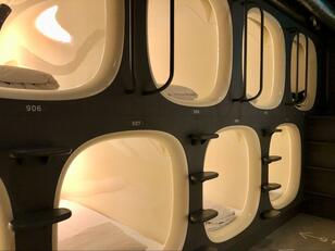 「女ひとり旅」こんな「格安の宿泊」はイヤだ！  気まずすぎる距離感「ホロ酔いの男性」&混雑「ロッカールーム」地べたで荷造り体験… 快適「旅のコツ」とは！？