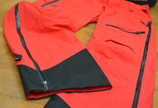 新作スキーパンツ “丈つめ” 体験！「エッジガード」も「止水ファスナー」もそのままで、サイズの合わない海外ブランドだって問題なし！