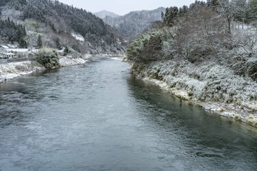 厳しい寒さ！ 雪降りしきる“真冬の犀川”で「本流トラウトフィッシング