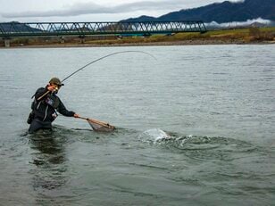 「狙うはアニキ！」 初冬の風物詩「荒川鮭有効利用釣獲調査」でサーモンフィッシングに挑戦【2021年12月・新潟県】