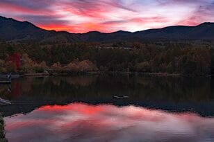 赤や黄色のリフレクションから飛び出すビッグレインボー！ 「八千穂レイク」 抜群のロケーションで楽しむ紅葉狩り＆フィッシング！【長野県佐久穂町 2023年】