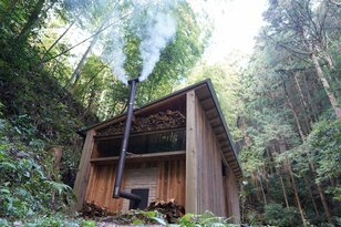 【滝つぼが水風呂！】徳島移住女性オーナーが建てた「森を再生させるDIYサウナ」での唯一無二「大自然サウナ」体験取材