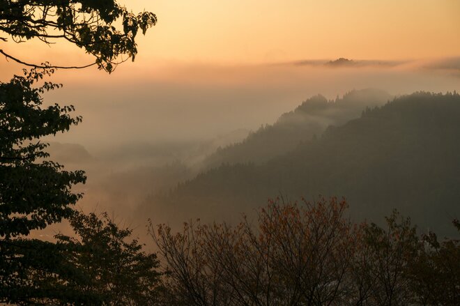 【北アルプス】ついに冠雪！  新雪に煌めく山並みがモルゲンロートに染まる 「気軽に立ち寄れる絶景展望スポット」 長野県・2025年の画像003