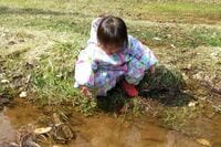 「子どものレインウェア」が雨じゃなくても「神」アイテムになる理由とは？ 「アクティビティ万能ギア」を活用する親子アウトドア「実践レポ」