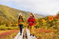 「中部山岳国立公園 栂池自然園」 迫力の白馬三山を眺めながら錦秋の湿原地帯を歩く【紅葉フォトトレッキングガイド vol.6】長野県・白馬エリア