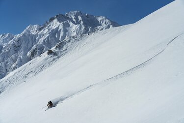 スキーガイドと行くバックカントリー体験」おすすめなのはビギナーだけ