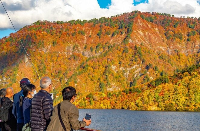 「奥只見湖遊覧船」 2,000m級の山々に囲まれた湖で大自然の紅葉世界に浸る【紅葉フォトトレッキングガイド vol.2】新潟県・魚沼エリアの画像003