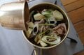 暑い日にあえて熱々を食す！  冷凍うどんで時短キャンプ飯「豚肉となすの薬味たっぷりつけうどん」【季節の外ごはん vol.48】の画像008