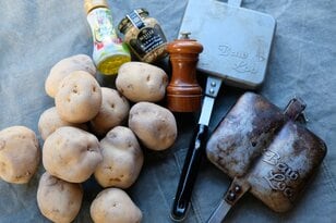 “ホットサンドメーカー”で比較検証！  本当に美味しいカリッカリ「ハッシュドポテト」の作り方【季節の外ごはん vol.32】