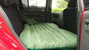 改造・フルフラット化なしでOK！  車中泊初心者が「コンパクトカーで寝る」奥の手