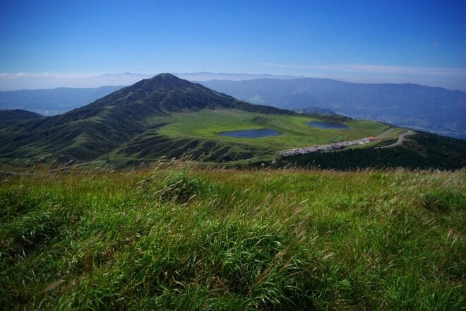 「9月は草と水の楽園へ」 火山地帯に広がる緑の草原と阿蘇五岳の一座＜杵島岳と草千里ヶ浜＞【月めくりの低山カレンダー #9】の画像001