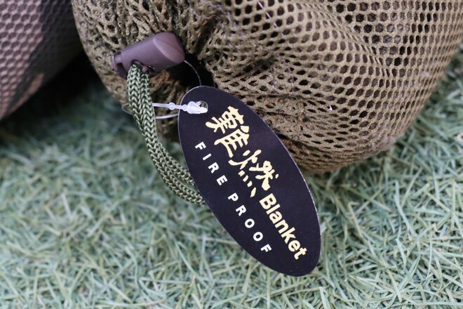 【ショップ店員に聞く！ はじめての“車中泊”グッズ】羽織り＆シュラフインが暖かいブランケット！ フワフワでお手軽、難燃性も備えたモデル〈石井スポーツ ヨドバシ新宿西口店 vol.10〉の画像004