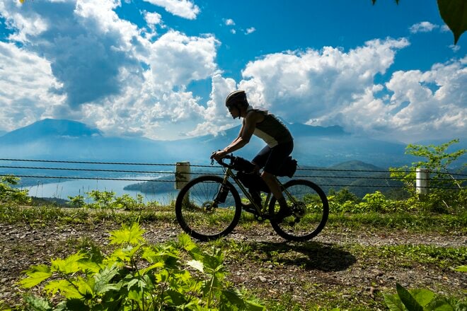 【自転車】気分はヨーロッパ！？  しなの鉄道の「サイクルトレイン」を利用して訪れる “野尻湖・北信濃里山グラベルライド” 「天国と地獄が入り乱れるトレイルの先に、想像以上の絶景が！」 新潟県・長野県｜2026年の画像021