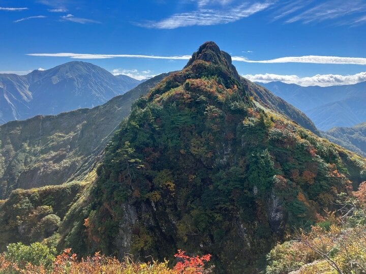 【10月の紅葉絶景】ロープウェイで登れるスリル満点の岩峰ルート「八海山」 
