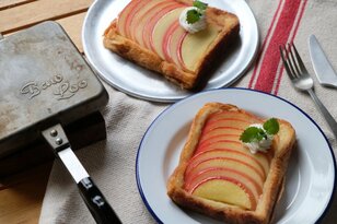 寒い日に食べたい贅沢おやつ！  ホットサンドメーカーで作る「アップルパイ風トースト」【季節の外ごはん vol.59】