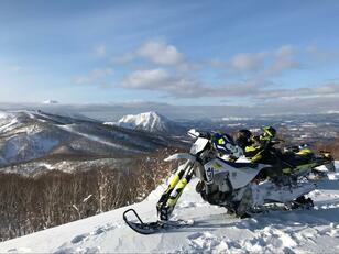 「雪が降らないと乗れない」バイク！  雪山を疾走する「SNOWBIKE（スノーバイク）」で味わう「異次元感覚」とは？