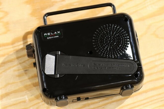 【ショップ店員に聞く！ イチ推しアウトドアギア】「多機能ラジオ」LEDライトや手回し充電が非常時に役立つ＆気分が安らぐレトロな見た目〈アルペントーキョー vol.29〉の画像005