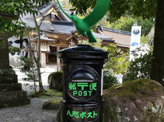 「4月に見るべきワケがある」日本一の大鳥居「熊野神宮大社」天空とのコラボ絶景！ もっとも賑わう「春の例大祭」と外せない「八咫烏ポスト」レポートの画像001