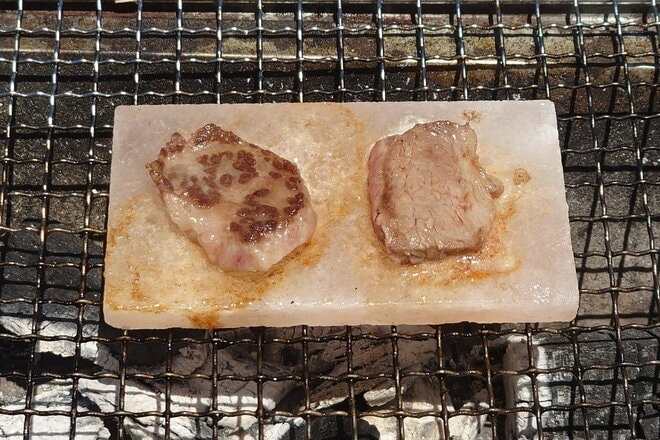 【ショップ店員に聞く！ イチ推しアウトドアギア】焼き網に置いて焼くだけ！  肉のうま味＆ミネラル凝縮の「岩塩焼き」ができるプレート〈アルペントーキョー vol.34〉の画像004