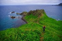 「7月は最果ての海岸線へ」 岬と岬をつなぐ絶景の島トレイル＜北海道・礼文島岬めぐりコース＞【月めくりの低山カレンダー #07】