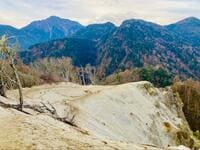 冬でも「夏景色」のユニーク登山！ 山頂エリア「天空のビーチ！」＆幻想的「八ヶ岳」絶景！ 南アルプス「日向山」登山レポ