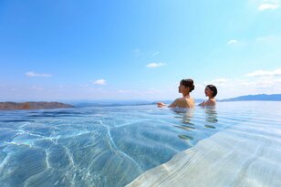 “天空の湯” から日光国立公園の絶景を望み “極上のブッフェ” に舌鼓　大江戸温泉物語が手掛ける「コスパ最強 至福の温泉リゾート」【TAOYA日光霧降オープンイベント】