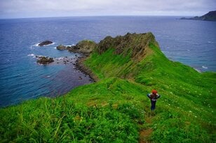 「7月は最果ての海岸線へ」 岬と岬をつなぐ絶景の島トレイル＜北海道・礼文島岬めぐりコース＞【月めくりの低山カレンダー #07】