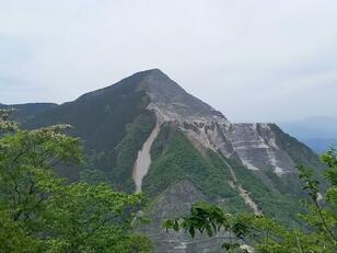 そびえる「ピラミッド型」の山容に引き付けられる！「武甲山」迫力の採掘工場＆山頂からの絶景「登山レポ」