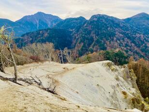 冬でも「夏景色」のユニーク登山！ 山頂エリア「天空のビーチ！」＆幻想的「八ヶ岳」絶景！ 南アルプス「日向山」登山レポ