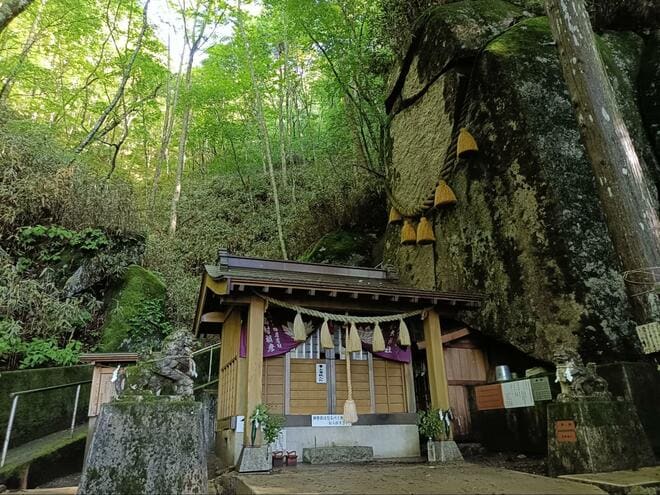大岩の裂け目巡りで願いが叶う！？  パワースポット「石割神社」から「富士山と山中湖」 絶景を堪能する欲張りハイキング！ 「石割山」登山レポの画像001
