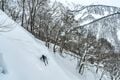 粉雪を巻き上げろ！「気分は一流ライダー」 バックカントリー界隈の憧れ　有名プロカメラマン同行の雪山滑走フォトツアーに参加してみた【長野県白馬BC 2025年】の画像011