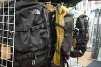 【ショップ店員が選ぶ、この冬おすすめのスキーアイテム】「バックカントリー用バックパック」は一般スキーヤーにも推したい！＜石井スポーツ 神田本館 vol.1＞