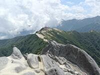 北アルプスの短い秋「燕岳・1泊登山」で堪能！ 美しい花崗岩に彩られた絶景の稜線＆人気の燕山荘では山の夜を満喫！「レポート」