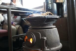 「列車の中でスルメを焼く！？」 津軽鉄道【ストーブ列車】旅！「5階建てビルの高さのねぷたが練り歩く街」五所川原【立佞武多】の大迫力 “現地レポ”