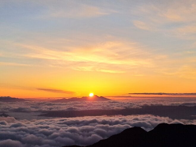“モンゴルの星空” より美しい！？  北アルプス「燕岳」は山小屋泊入門の大正解！  天界の生ビールやスイーツにも大満足  2025年シメの山行記【双葉社登山部 山行レポートvol.3】の画像012
