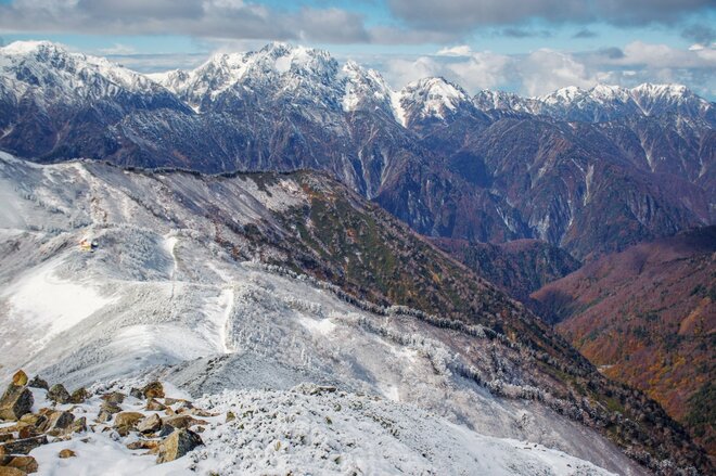【秋と冬の境界線】「この時期だけの絶景！」雪化粧した北アルプス！ 三段紅葉の爺ヶ岳へ《長野県・富山県》の画像003